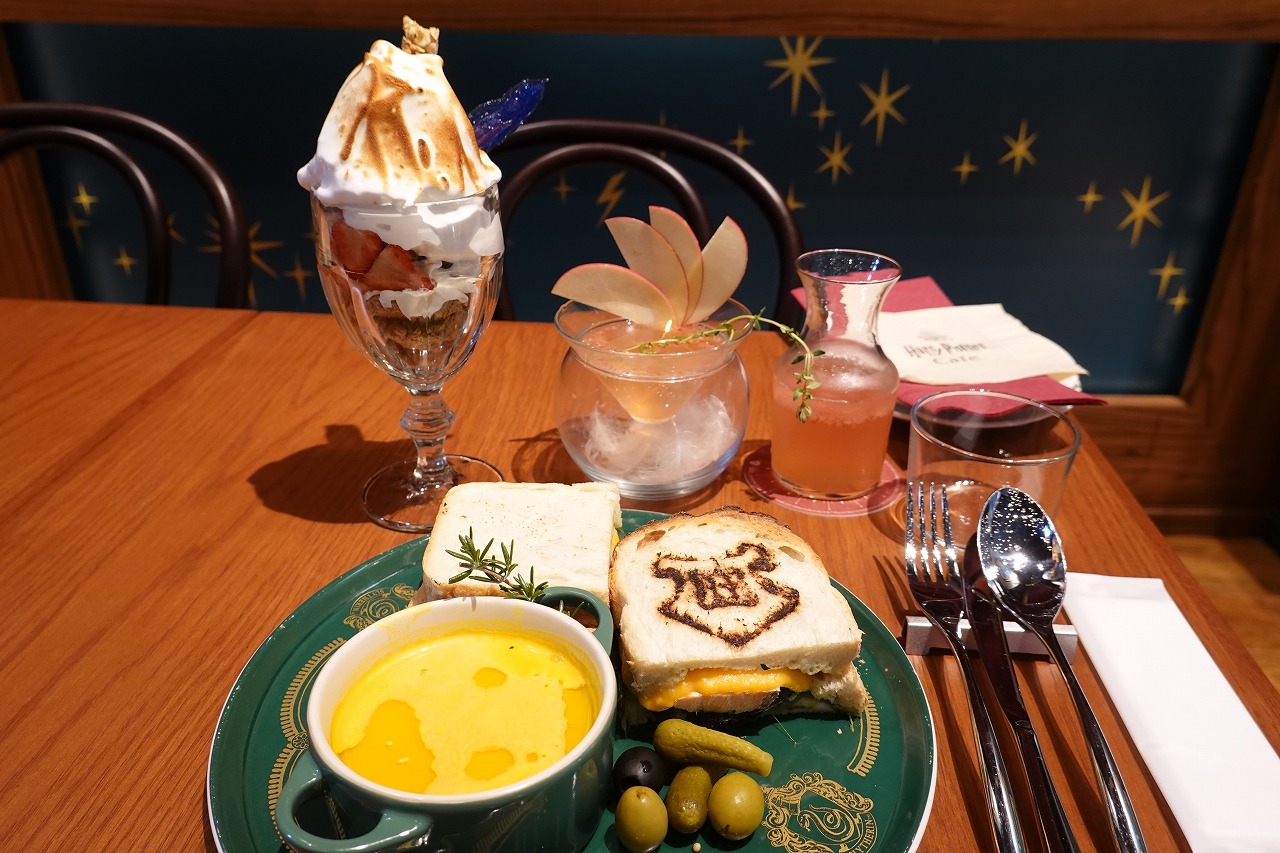 【体験レポート】赤坂の街に誕生した「Harry Potter Cafe」潜入！没入感あふれる空間でフォトジェニックなフードやデザートを満喫